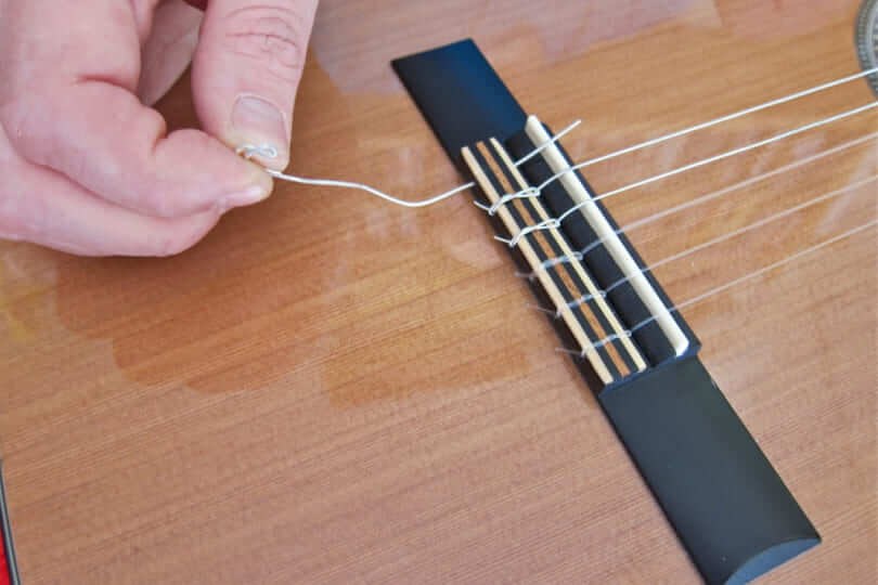 узел струны классической гитары